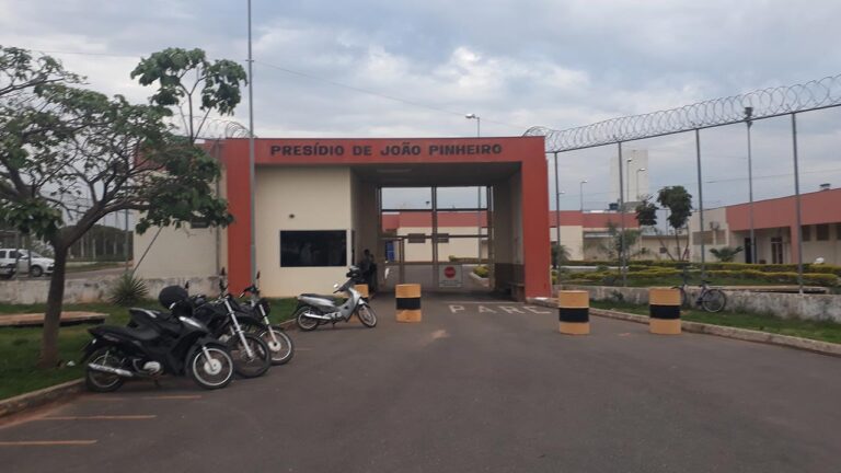 Mulher que levava droga escondida na vagina para marido preso é condenada por tráfico em João Pinheiro