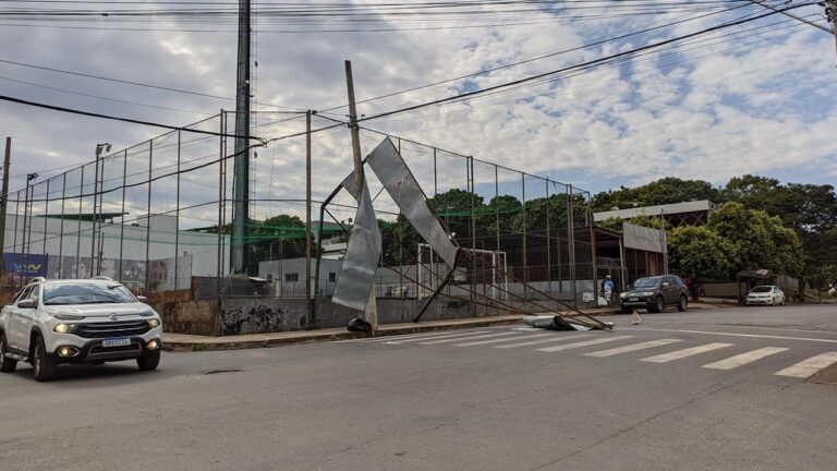 Chuva e ventania deixa diversos prejuízos pela cidade de João Pinheiro