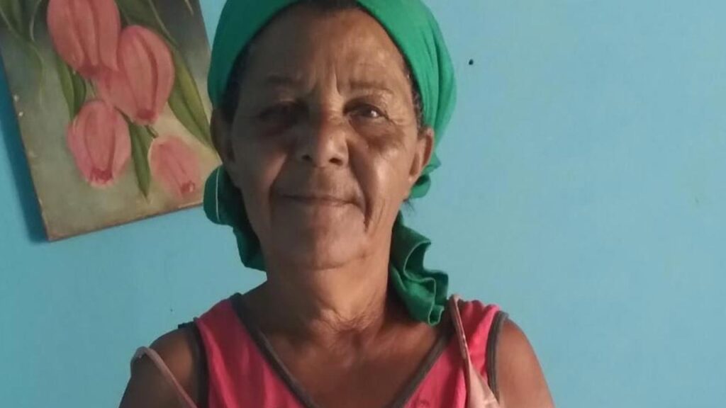 Neta pede doações para avó pinheirense que está morando em barraco de plástico em Lagoa Grande