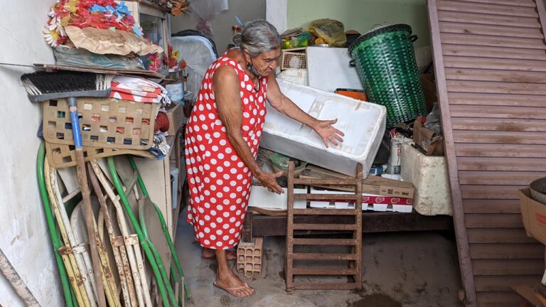Idosa de 79 anos que sofre com enchentes em casa há mais de 50 anos cobra ação da prefeitura de João Pinheiro