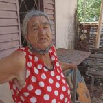 Idosa de 79 anos que sofre com enchentes em casa há mais de 50 anos cobra ação da prefeitura de João Pinheiro