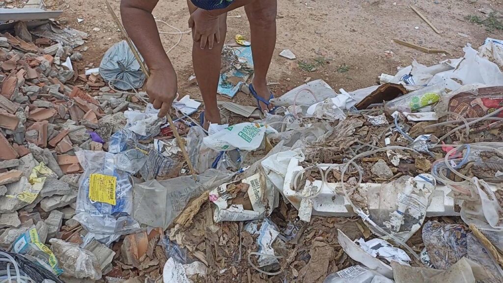 Moradora denuncia descarte irregular de lixo hospitalar no Residencial Pinheiros, em João Pinheiro
