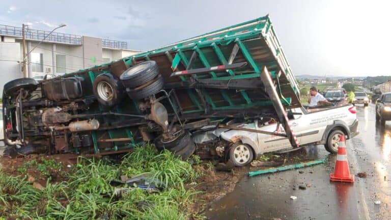 Temporal causa acidente e deixa rastro de destruição na BR-365 em Patos de Minas