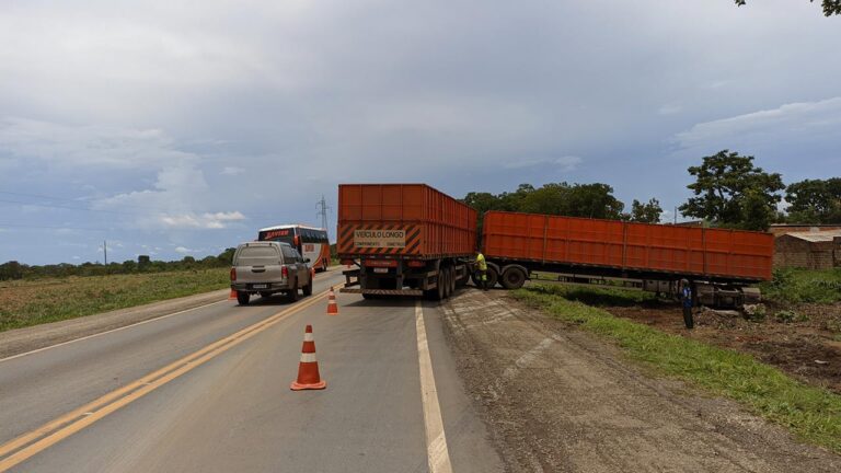 Carreta sai da pista e deixa trânsito parcialmente impedido na BR-040 em João Pinheiro