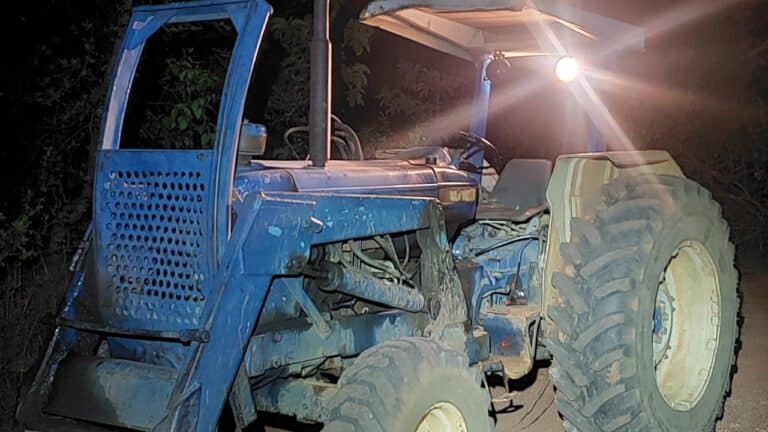 Polícia recupera trator roubado de fazenda na zona rural de João Pinheiro horas após o crime