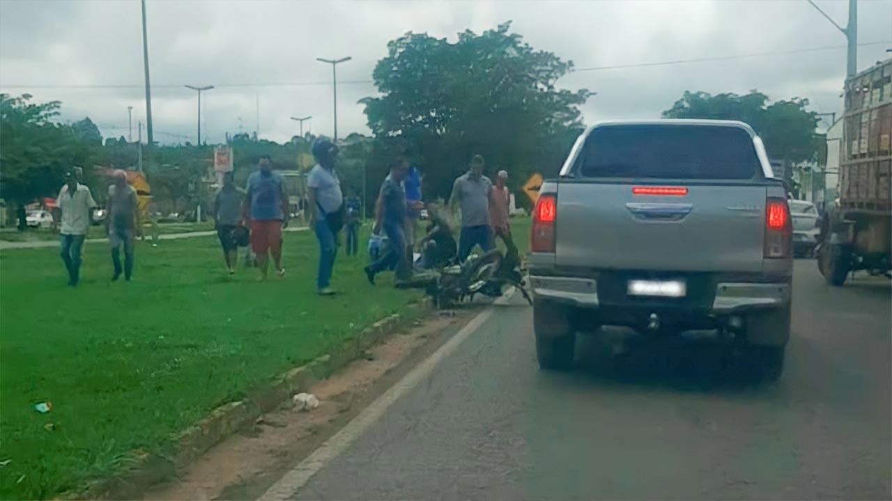 Motociclista quebra o pé em acidente com carreta na marginal da BR-040, em João Pinheiro