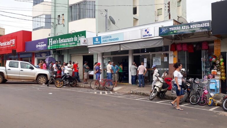 Apostas da Mega da Virada podem ser feitas a partir de hoje; e você, vai jogar? Quem quiser concorrer ao prêmio de R$ 450 milhões da Mega-Sena da Virada pode fazer a 'fezinha' a partir desta quarta-feira (16). De acordo com Caixa Econômica Federal, o valor é o maior da história das Loterias Caixa. O sorteio das seis dezenas será realizado no dia 31 de dezembro. As apostas devem ser feitas em volante específico da Mega da Virada em qualquer casa lotérica credenciada pela Caixa, em todo o país ou pela internet. Como nos demais concursos especiais, o prêmio principal da Mega da Virada não acumula. Se não houver ganhadores na faixa principal, com acerto de seis números, o prêmio será dividido entre os acertadores da 2ª faixa (com o acerto de cinco números) e assim por diante. Para jogar na Mega da Virada, é só marcar de seis a 20 números dentre os 60 disponíveis no volante. O apostador ainda pode deixar que o sistema escolha os números por meio da Surpresinha. O valor da aposta simples, com seis dezenas marcadas, custa R$ 4,50. Veja a notícia completa em jpagora.com LINK NOS STORIES! #joãopinheiro #joãopinheiromg #pinheirense #joaopinheiro #joaopinheiromg #mg #minasgerais #jompscity #jpagora