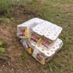 Populares saqueiam carga de papel higiênico de caminhão baú que caiu em ribanceira na 040, em João Pinheiro