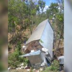 Populares saqueiam carga de papel higiênico de caminhão baú que caiu em ribanceira na 040, em João Pinheiro
