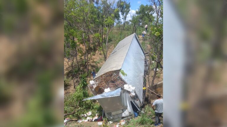 Populares saqueiam carga de papel higiênico de caminhão baú que caiu em ribanceira na 040, em João Pinheiro