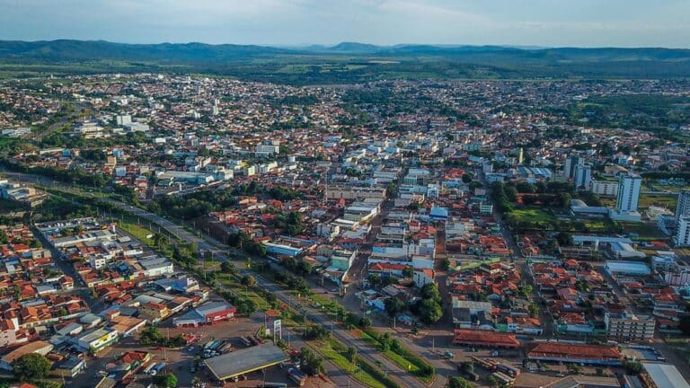 Ladrões armados roubam mais de R$4 mil de caminhoneiro no Centro de Paracatu