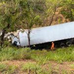 Motorista é socorrido pelo SAMU após caminhão cair em ribanceira na BR-040 em João Pinheiro