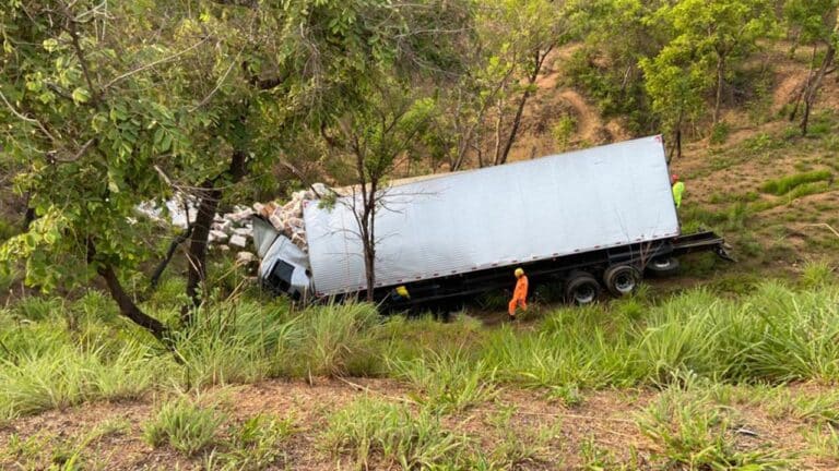 Motorista é socorrido pelo SAMU após caminhão cair em ribanceira na BR-040 em João Pinheiro