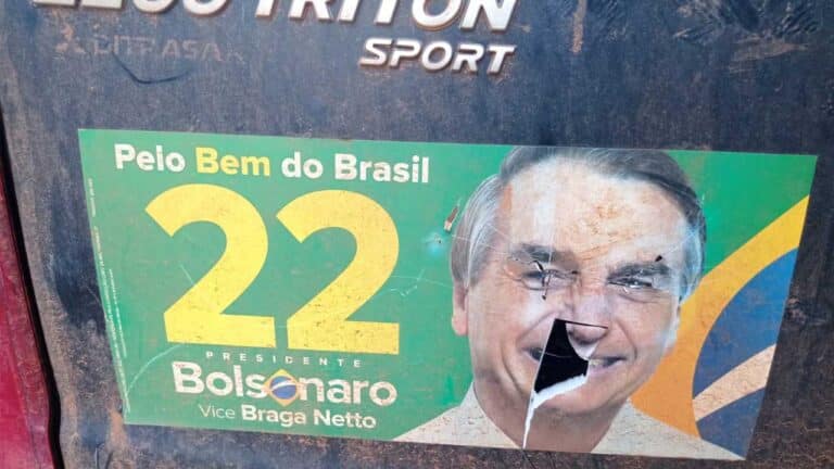 Mulher diz que eleitor de Lula a atacou, ameaçou e tentou arrancar adesivo de seu carro na faca em João Pinheiro