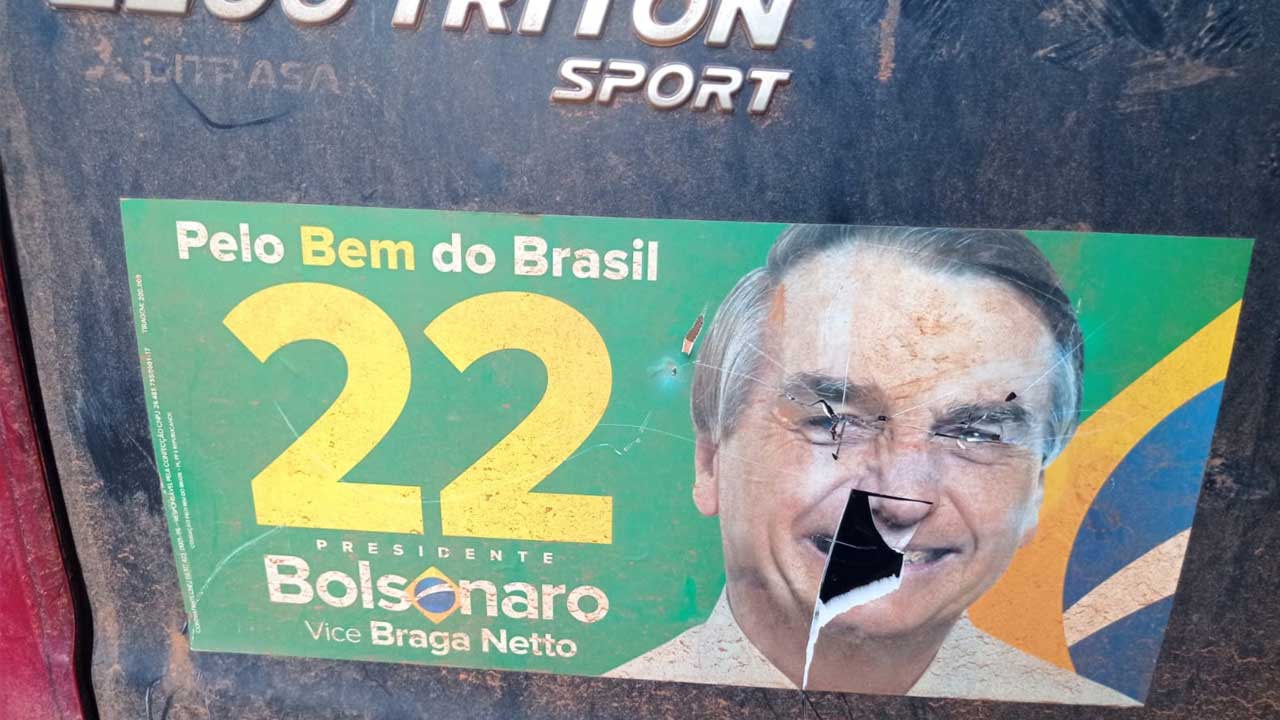 Mulher diz que eleitor de Lula a atacou, ameaçou e tentou arrancar adesivo de seu carro na faca em João Pinheiro