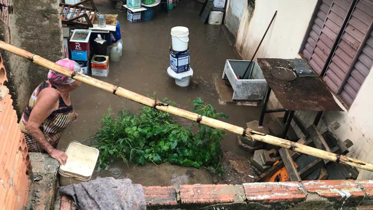 Idosa pinheirense tem casa inundada novamente pela chuva em João Pinheiro