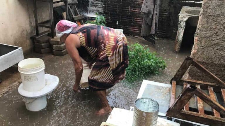 Idosa pinheirense tem casa inundada novamente pela chuva em João Pinheiro