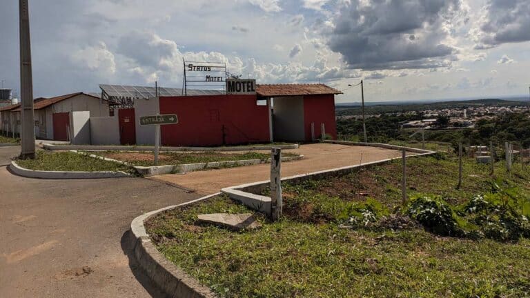 Ladrão armado rouba recepção de motel em João Pinheiro; criminoso levou dinheiro e bebidas