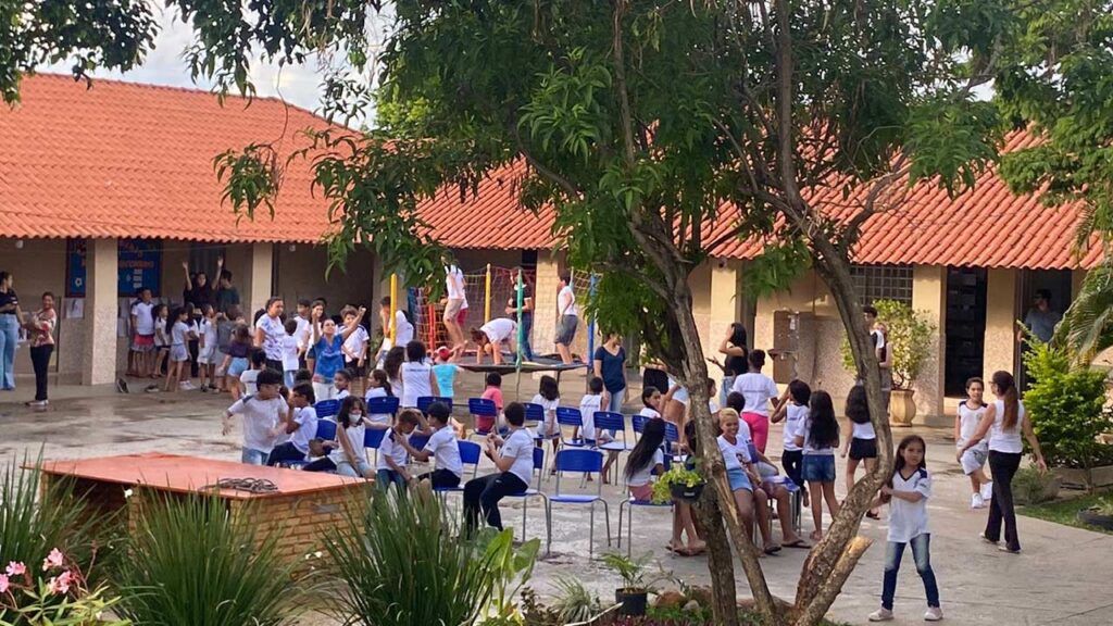 Interact Club de João Pinheiro realiza projeto em escola na COHAB e promove tarde de brincadeiras para alunos