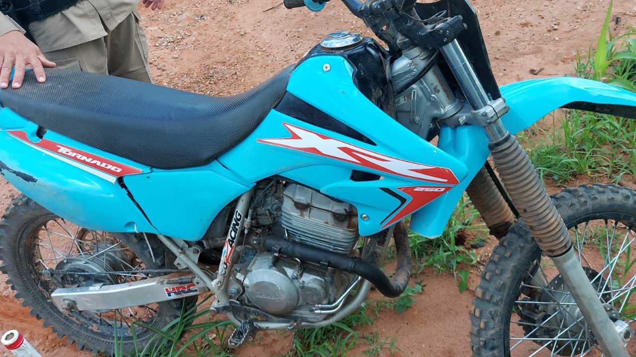 Moto roubada em Uberlândia é recuperada após 5 anos pela Polícia na MG-181 em João Pinheiro