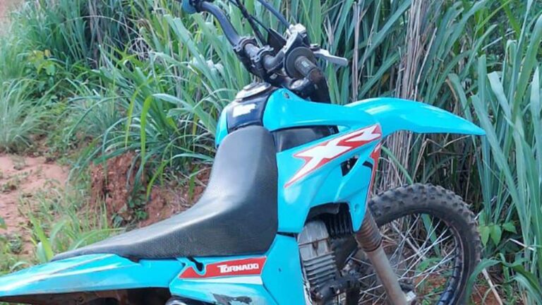 Moto roubada em Uberlândia é recuperada após 5 anos pela Polícia na MG-181 em João Pinheiro