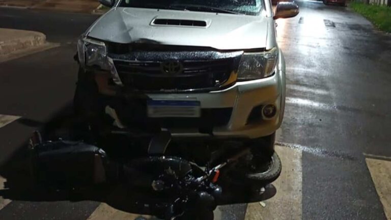 Motociclista de 21 anos bate de frente contra caminhonete no Papagaio, em João Pinheiro