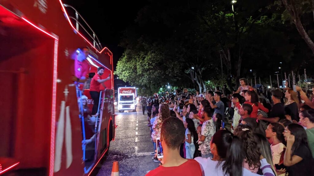 Caravana da Coca-Cola arrasta multidão para a praça central de João Pinheiro