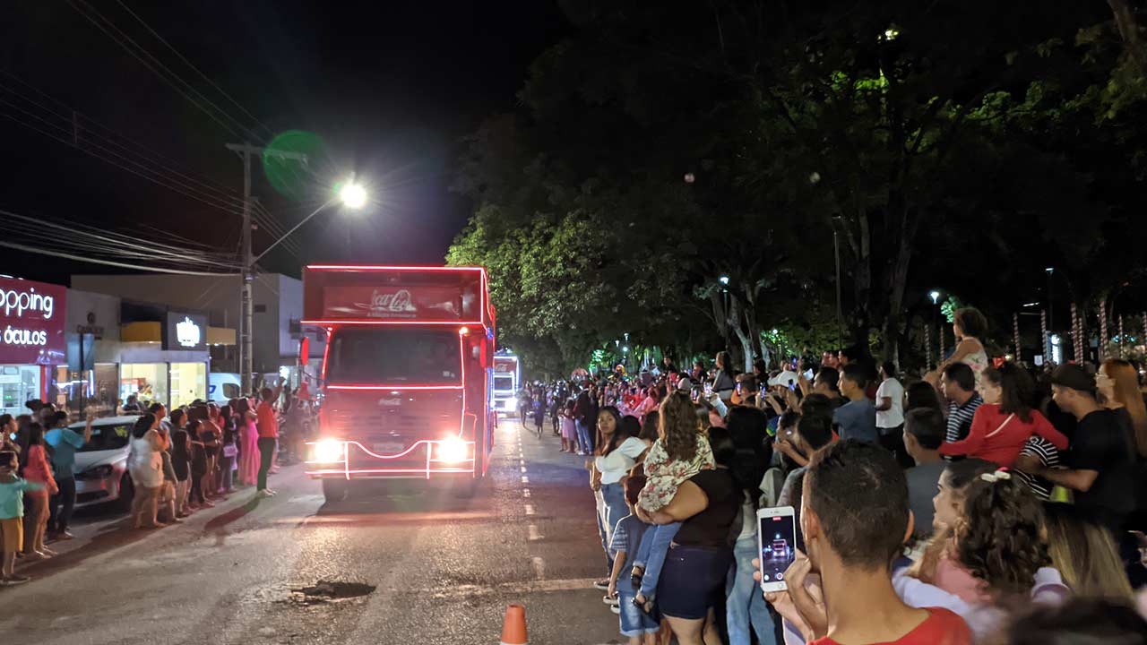 Caravana da Coca-Cola arrasta multidão para a praça central de João Pinheiro