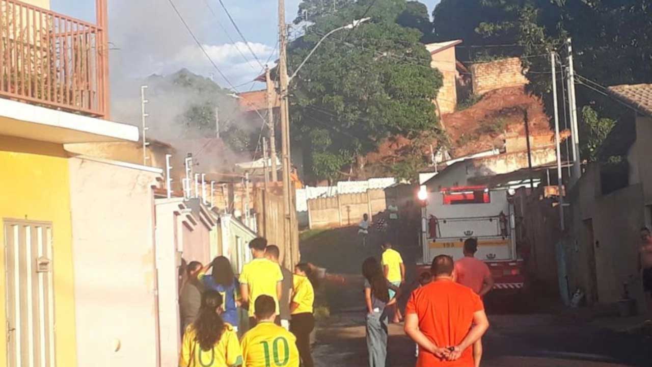 Residência pega fogo no Água Limpa em João Pinheiro; morador suspeita que incêndio tenha sido criminoso
