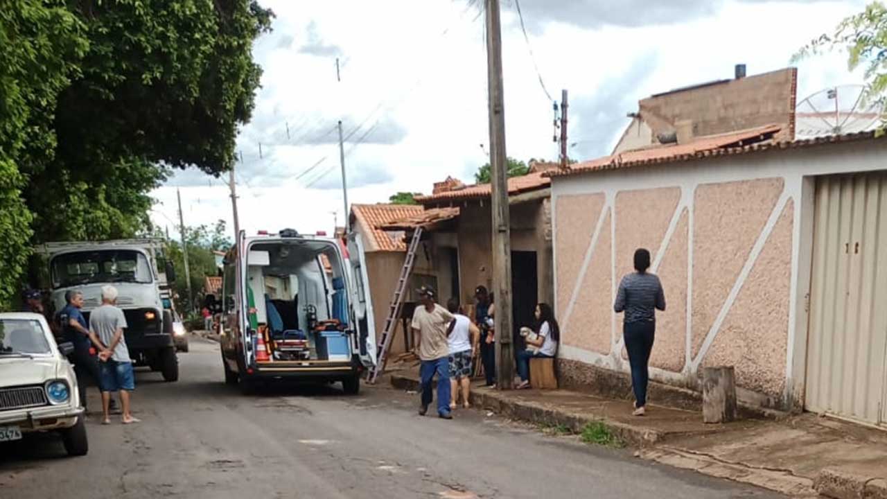 Homem de 48 anos cai de telhado e fratura a coluna em João Pinheiro