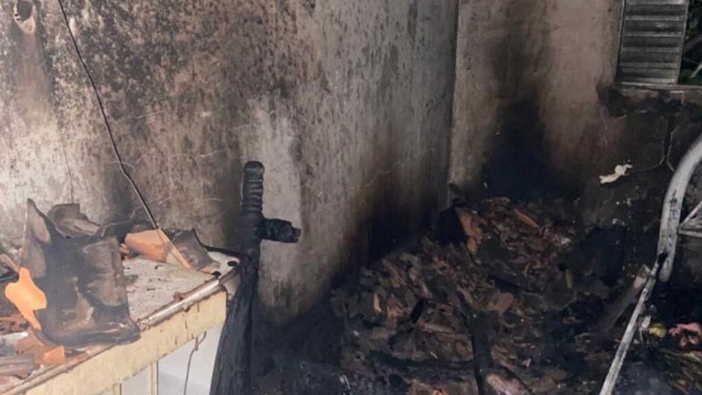 Casa fica completamente destruída após incêndio no Água Limpa em João Pinheiro