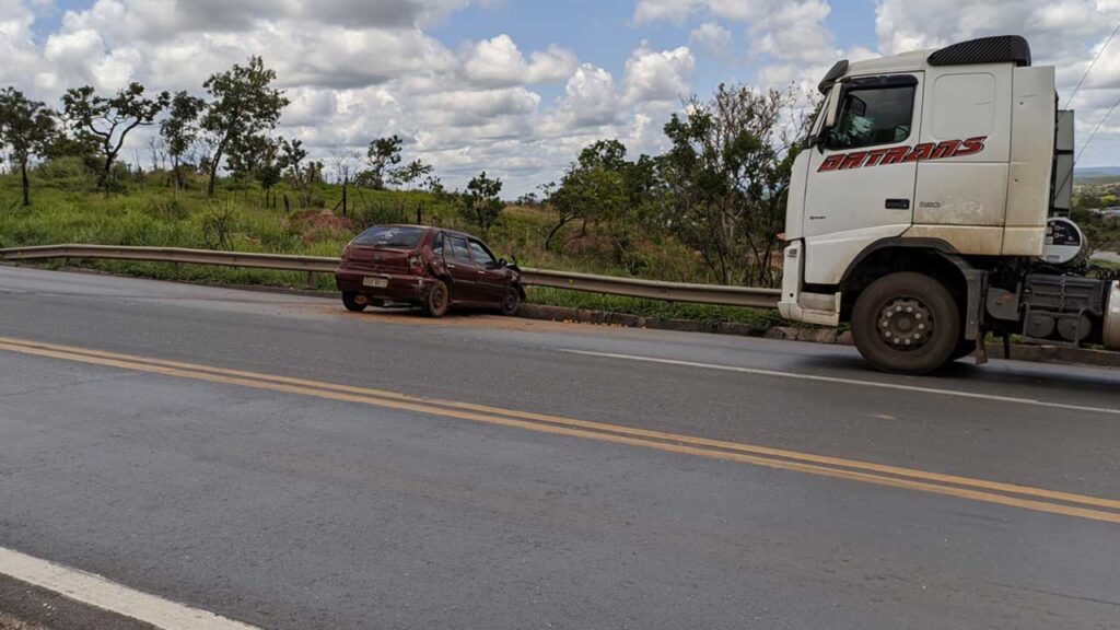 Motorista e passageiro ficam feridos após acidente provocado por excesso de velocidade na BR-040 em João Pinheiro