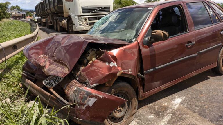 Motorista e passageiro ficam feridos após acidente provocado por excesso de velocidade na BR-040 em João Pinheiro