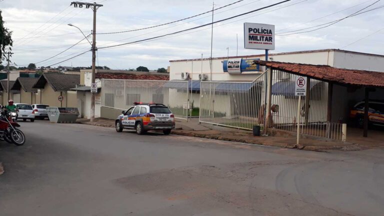 Homem descumpre medida protetiva e agride ex-mulher na frente da filha em João Pinheiro