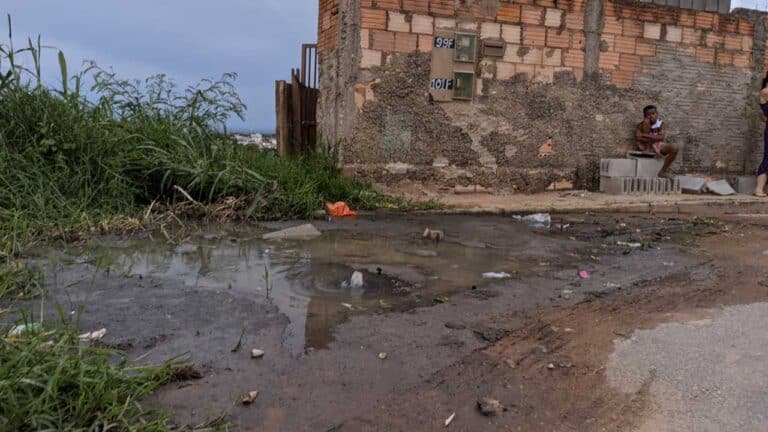 Mina de esgoto: moradores reclamam de bueiro que jorra esgoto 24 horas por dia na rua em João Pinheiro