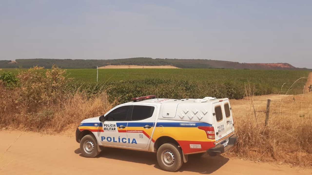 Ladrões são flagrados furtando óleo diesel de caminhão em fazenda no distrito de JK, em João Pinheiro