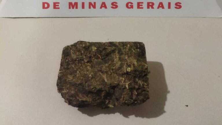 PM apreende tablete de maconha durante perseguição a traficante em João Pinheiro