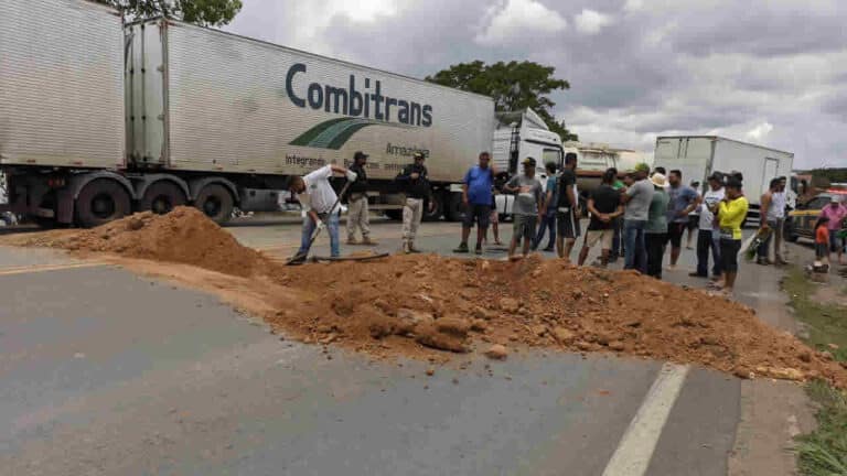 Polícia Rodoviária Federal acaba com bloqueio de manifestantes pró-bolsonaro na BR-040, em João Pinheiro