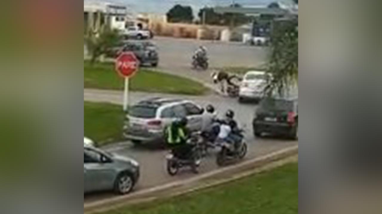 Motociclista bate em veículo que furou parada obrigatória do retorno da BR-040 próximo ao Trevo 2, em João Pinheiro