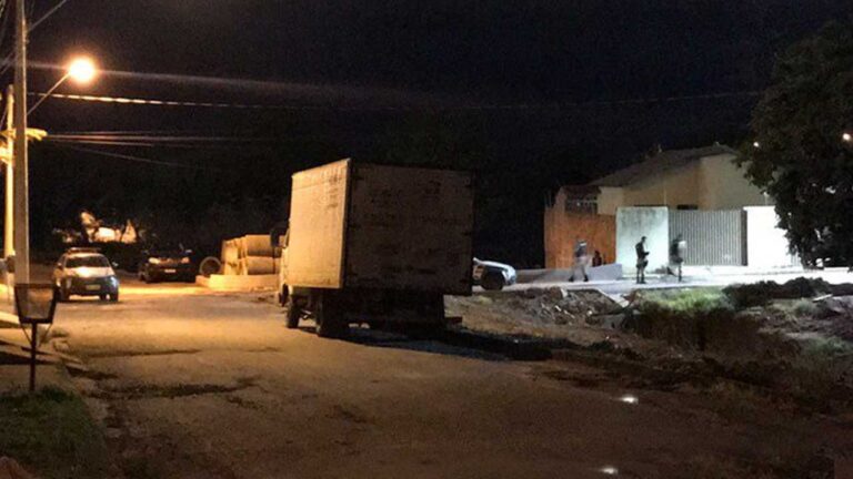 Portão de residência é atingido por 3 tiros em possível ação de gangues em João Pinheiro
