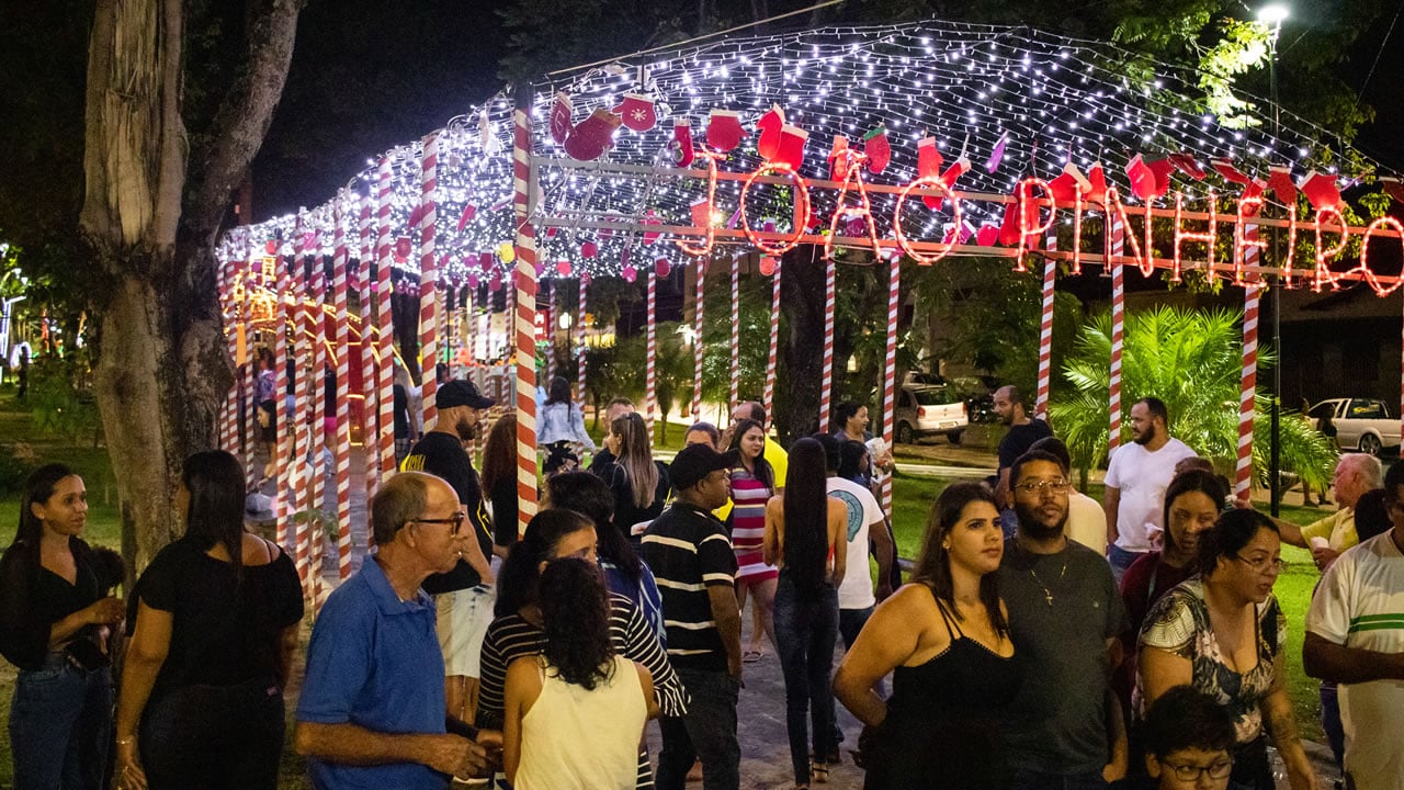 Luzes de natal das praças de João Pinheiro chamam a atenção pela qualidade da ornamentação