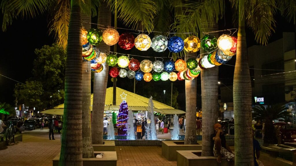 Luzes de natal das praças de João Pinheiro chamam a atenção pela qualidade da ornamentação