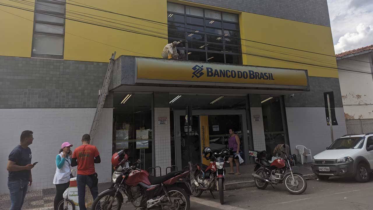 Dedetizadora Federal livra agência do Banco do Brasil de infestação de pombos em João Pinheiro