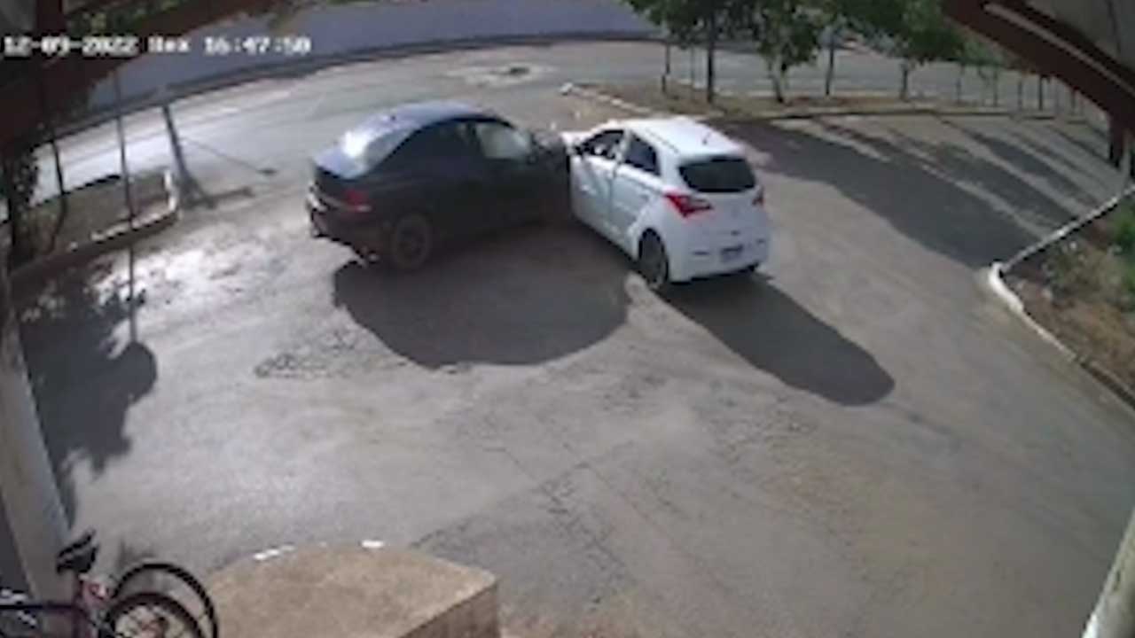 Motorista avança parada obrigatória e provoca acidente no bairro Aeroporto em João Pinheiro; veja o vídeo