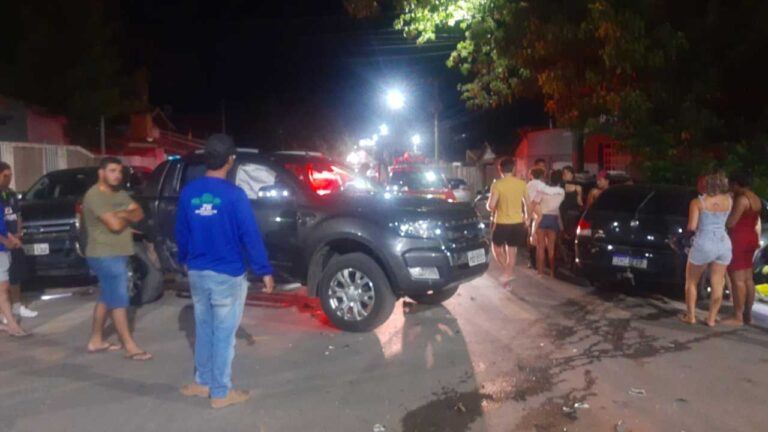 Mulher fica ferida em acidente envolvendo quatro veículos no Esplanada em João Pinheiro
