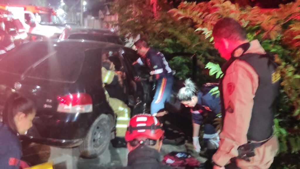 Mulher fica ferida em acidente envolvendo quatro veículos no Esplanada em João Pinheiro