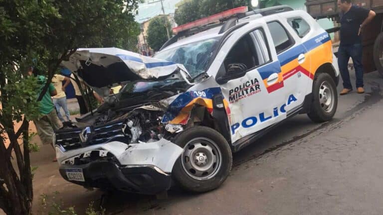 Vídeo: viatura da PM bate forte em caminhão durante perseguição no interior de Minas