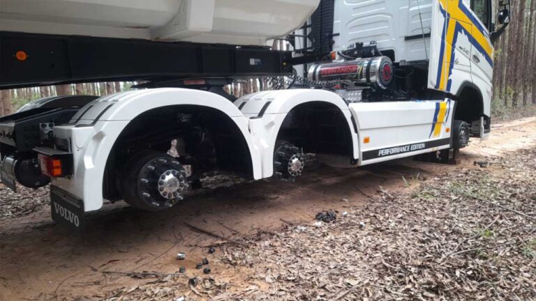Carreta que foi furtada em João Pinheiro é encontrada sem as rodas e baterias na MG-410