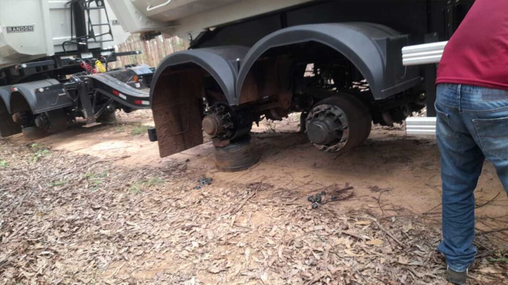 Carreta que foi furtada em João Pinheiro é encontrada sem as rodas e baterias na MG-410