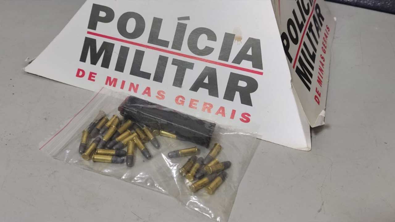 Filho é preso com carregador e munições após ameaçar e expulsar a mãe de casa, em Patos de Minas